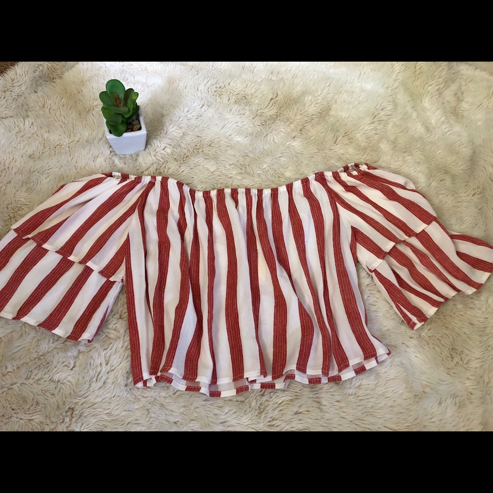 🌸🌾 SOLD!!!!!!Beautiful Off the shoulder top🌸🌾